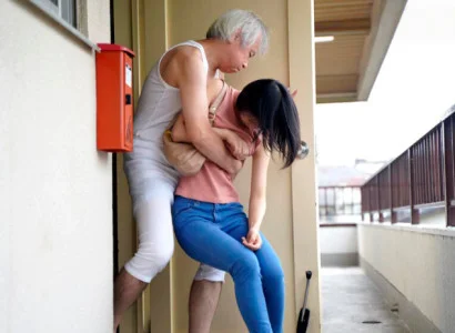 Cô dâu mới cưới bị bố chồng già vờ vịt